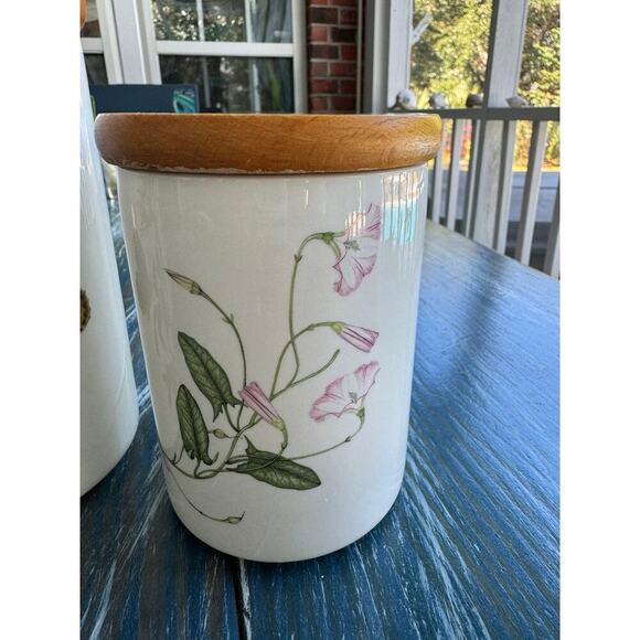 PORTMEIRION, 3 Ceramic Floral Canisters, Wooden Lids. - Picture 12 of 12